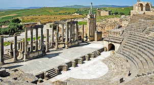 Antikes Theater in Dougga, Nordafrika (wikimedia commons)